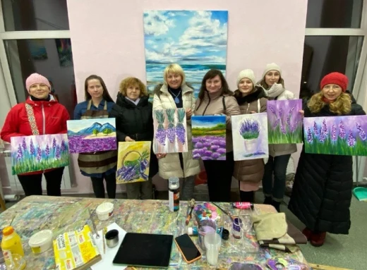  Жіночий клуб "Незламні": Творчий Вечір та Благодійність в Серці Славутича фото