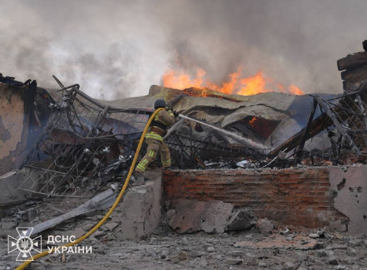 У Сумах внаслідок ракетного удару загинули троє людей, серед них дитина фото У Сумах внаслідок ракетного удару загинули троє людей, серед них дитина фото