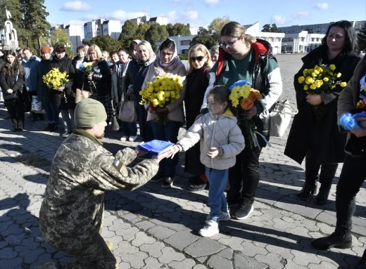 У Славутичі вшанували пам’ять Дениса Костальського — героя, який віддав життя за Україну фото