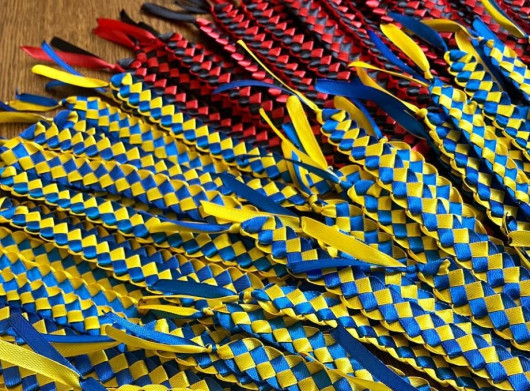 Учні ліцею «БезМеж» у Славутичі створили браслети для захисників, які повертаються з полону