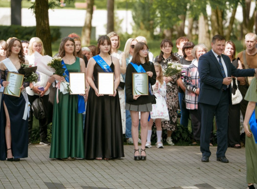У Славутичі привітали 163 випускників 2026 року