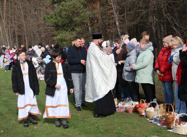 Славутичани освятили великодні кошики біля храму "Неустанна Поміч"