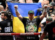 Усик після перемоги підняв прапор із підписами українських ветеранів